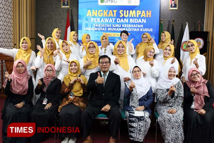Tingkatkan Profesionalisme, Bidan dan Ners UMKU Kudus Jalani Sumpah Profesi