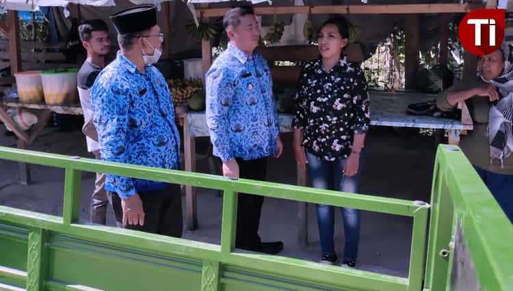 Cintai Desa, Bupati Kepsul Hendrata Thes Memberi Ini ke Petani dan Pedagang Sayur