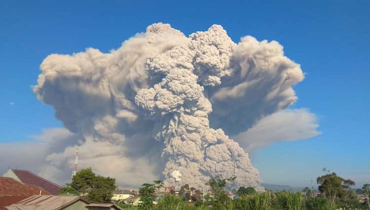 Gunung Sinabung Erupsi, 13 Guguran Awan Panas Terjadi dalam Dua Jam