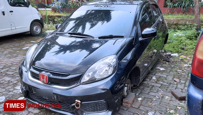 Nyeleneh, Pencuri di Kota Malang Pilih Ambil Ban daripada Mobil
