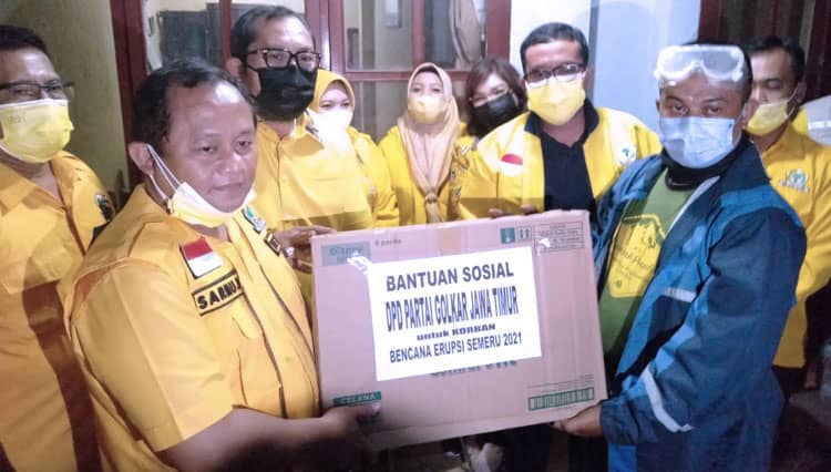 Tinjau Pengungsi Semeru, Golkar Jatim Serahkan Bantuan Senilai Rp1 Miliar