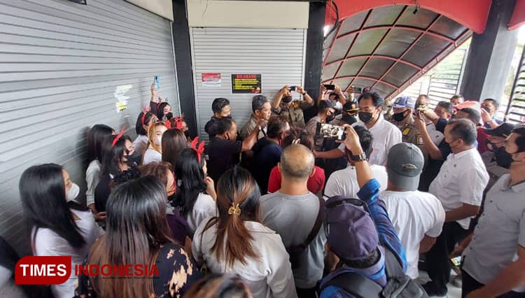 Puluhan Karyawan Tolak Penyegelan Karaoke di Kota Blitar