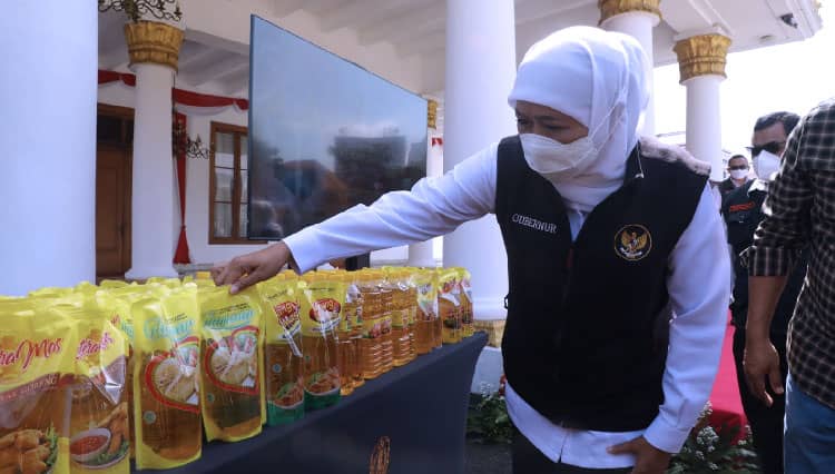 Masih Langka dan Mahal, Pemprov Jatim Guyur 2,7 Juta Liter Minyak Goreng
