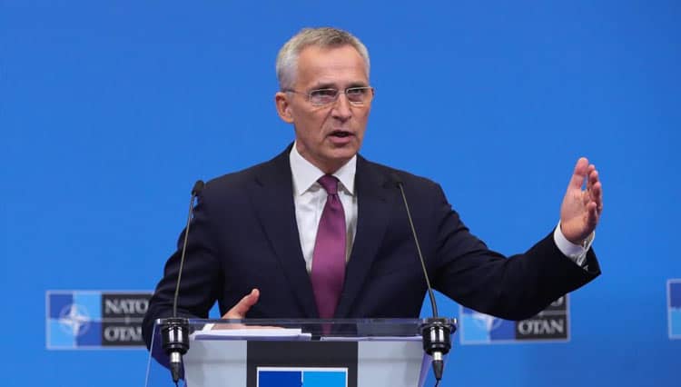 NATO Menempatkan Delapan Kelompok Tempur untuk Hadang Rusia