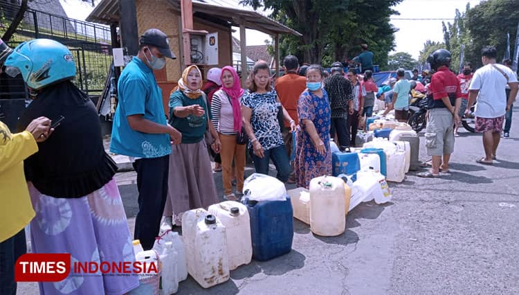 Pedagang Gorengan dan UMKM di Banyuwangi Rela Antre Lama Demi Minyak Goreng Curah
