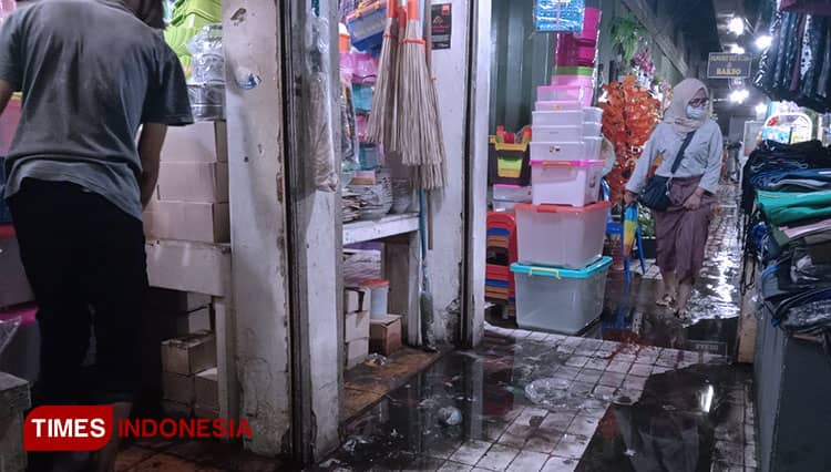 Akibat Hujan Lebat, Sejumlah Lapak Pasar Besar Kota Malang Tergenang Air