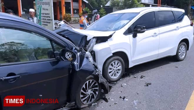 Adu Moncong, Dua Mobil di Kalibaru Banyuwangi Ringsek Parah