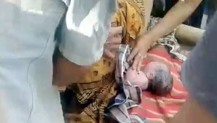 Viral! Seorang Warga di Probolinggo Melahirkan di Jalan