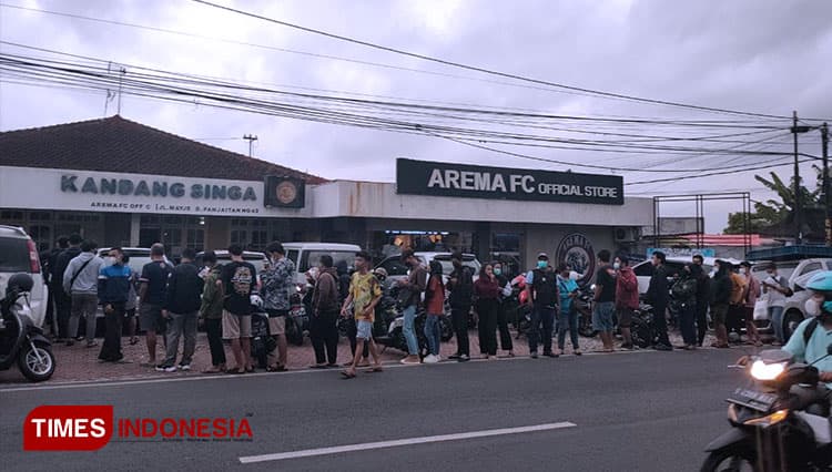 Ticket Box Arema FC vs PSIS Dibuka, Aremania Mengular di Depan Kandang Singa