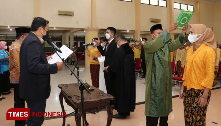 Polije Kukuhkan Yudisi Jurusan Kesehatan dalam Sumpah Profesi, Kadinkes: Kami Menunggu Inovasi Kalian
