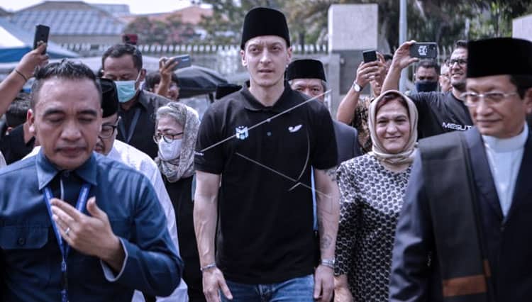 Shalat Jumat di Istiqlal, Masyarat Antusias Sambut Mesut Ozil