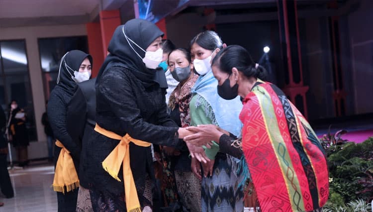 Gubernur Khofifah Dikukuhkan Sebagai Warga Kehormatan Suku Tengger