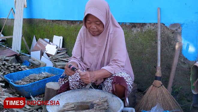 30 Tahun Lebih, Emak Tiah Konsisten Produksi Tusuk Sate di Majalengka