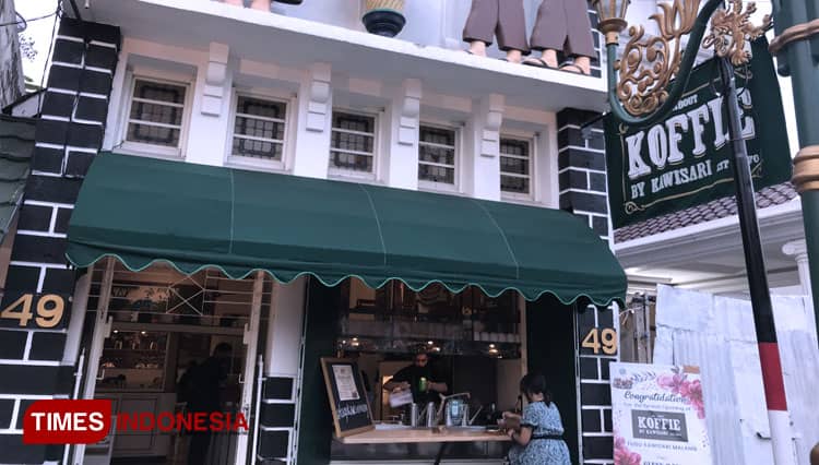 Menikmati Senja di All About Koffie by Kawisari Est 1870