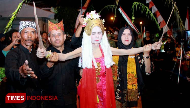 Yuk Intip Rangkaian Ritual Adat Seblang Bakungan di Desa Penari