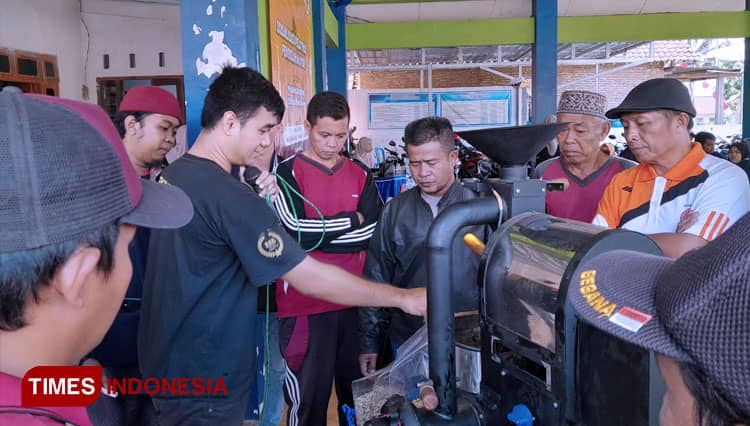 Mahasiswa UIN KHAS Gelar Pelatihan Pengolahan Kopi untuk Petani Kopi Hyang Argopuro