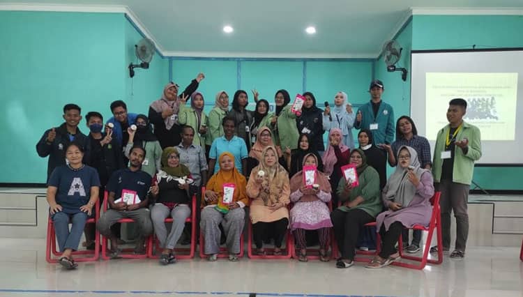 Kolaborasi KKN-KNMB UIN Maliki Malang Ajak Masyarakat Papua Membuat Selai Kulit Pisang dan Teh Daun Kelor