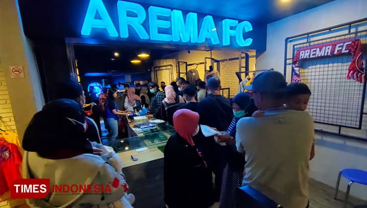 Jelang HUT ke 35, Atribut Arema FC Ludes Diborong Warga Malang