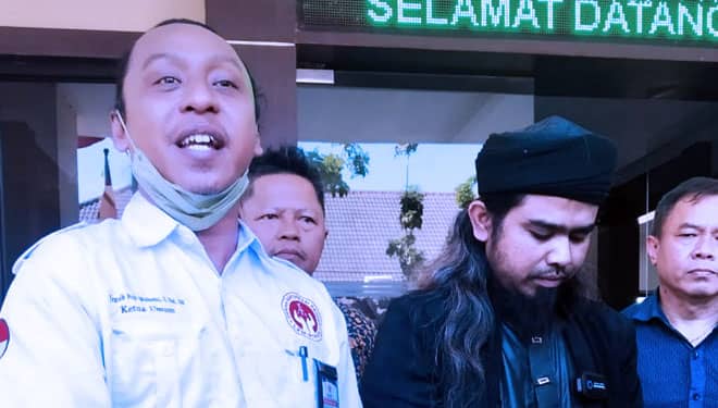 Gus Samsudin Datangi Polda Jatim Serahkan Dua Barang Bukti