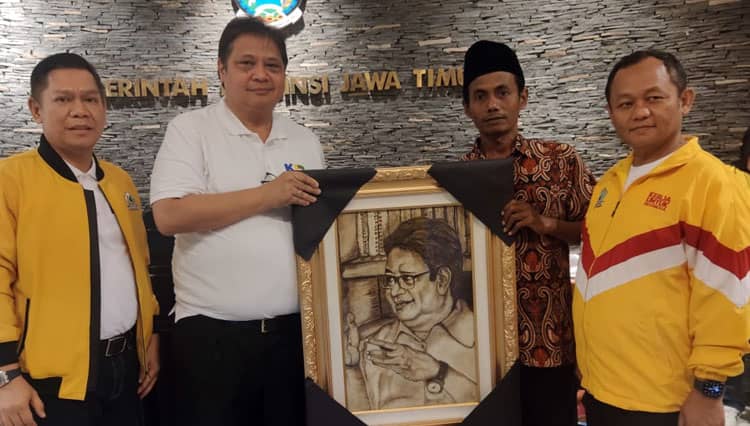 Unik! Warga Sidoarjo Hadiahkan Lukisan Airlangga Hartarto dari Ampas Kopi