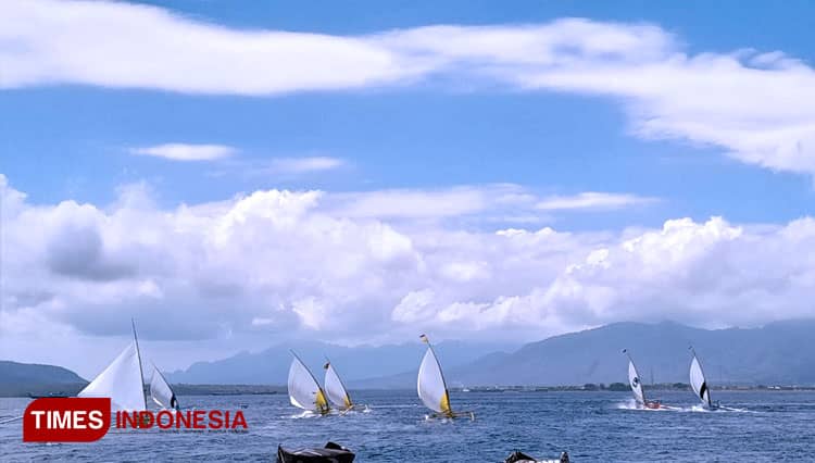 77 Perahu Layar Adu Cepat Seberangi Selat Bali