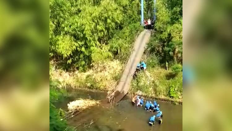 Jembatan Gantung di Probolinggo Ambruk, 25 Siswa SMP Terjun ke Sungai