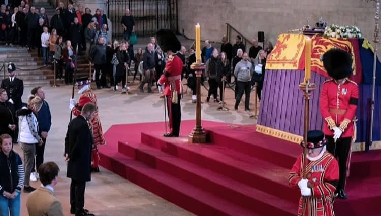 Penyamaran David Beckham Terbongkar Saat Melayat Ratu Elizabeth II