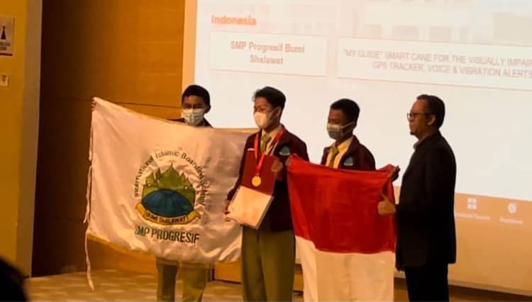 My Guide, Tongkat Pintar Tuna Netra Borong Juara di World Invention Competition and Exhibition