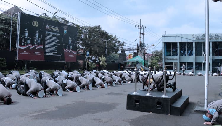 Jajaran Polresta Malang Kota Bersujud, Memohon Maaf Atas Tragedi Kanjuruhan