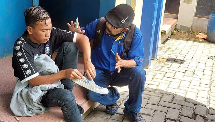 Tak Mau Pulang karena 3 Temannya Meninggal, Aremania Probolinggo Ini Dipondokkan