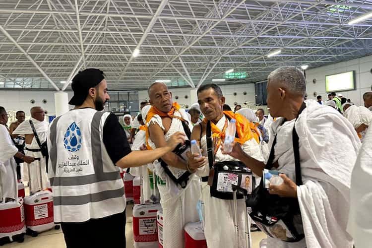 Jemaah Haji Indonesia Disambut Air Zamzam di Bandara Jeddah