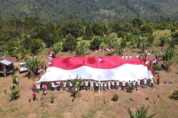 HUT ke-79 RI; Satgas Madago Raya dan Eks Napiter Kibarkan Merah Putih di Poso