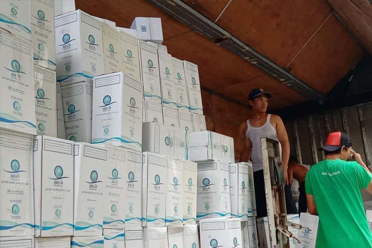 Ribuan Kardus Air Zamzam Mulai Tiba di Asrama Haji Surabaya