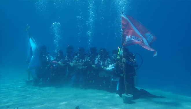 Peringati Hari Sumpah Pemuda, Mahasiswa UB Gelar Upacara di Bawah Laut