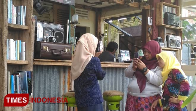 Dibangun dari Barang Bekas, Retorika Cafe jadi Tempat Kongkow Berkelas