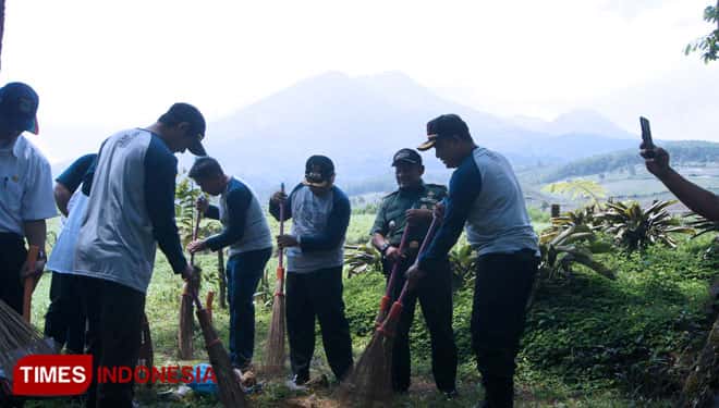 Disparbud Malang Cleaned the Area of Precet Forest Park
