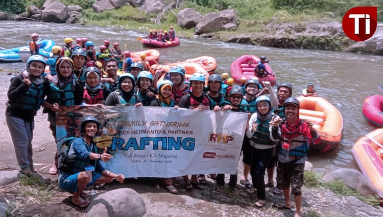 Rudi Hermanto and Partner dan TIMES Indonesia Rafting Bareng di Sungai Elo Magelang