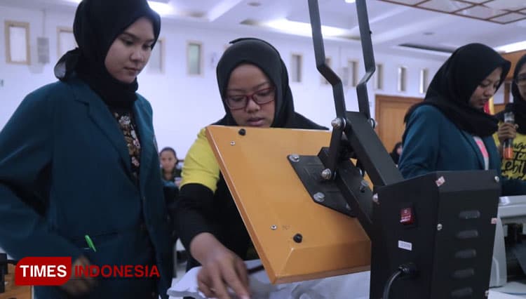 PT Deprintz Ajak Mahasiswa Politeknik Ubaya Kreatif Melalui Industri Percetakan