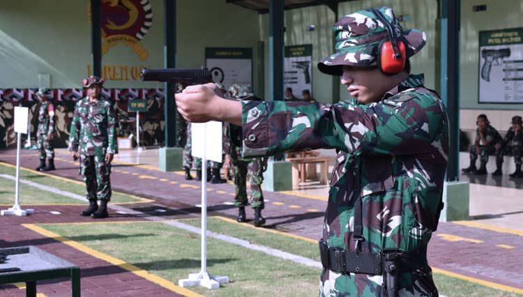 40 Prajurit Korem Bhaskara Jaya Diminta Tingkatkan Kemampuan Menembak