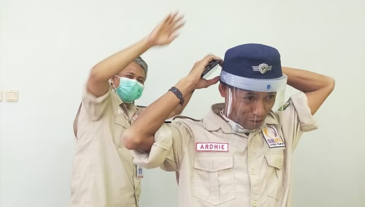 Gotong Royong Merakit Face Shield bagi Tenaga Medis Covid-19