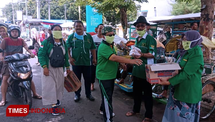 Cegah Penularan Covid-19, PPP Kota Probolinggo Bagikan Masker