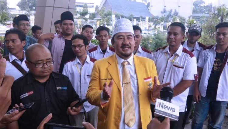 Lawan Covid-19, Relawan Deding Ishak Semprot Disinfektan ke Rumah Warga