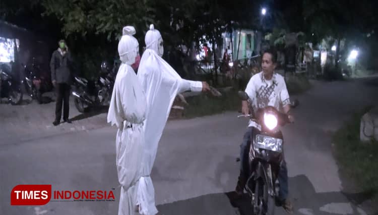 Ingatkan Corona itu Mematikan, Pemuda Lamongan Jadi Pocong saat Bagikan Masker
