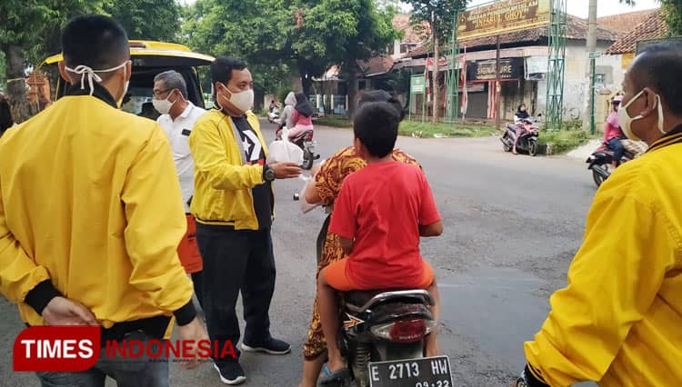 DPD Golkar Kabupaten Cirebon Bagikan Sembako di Jalan Raya