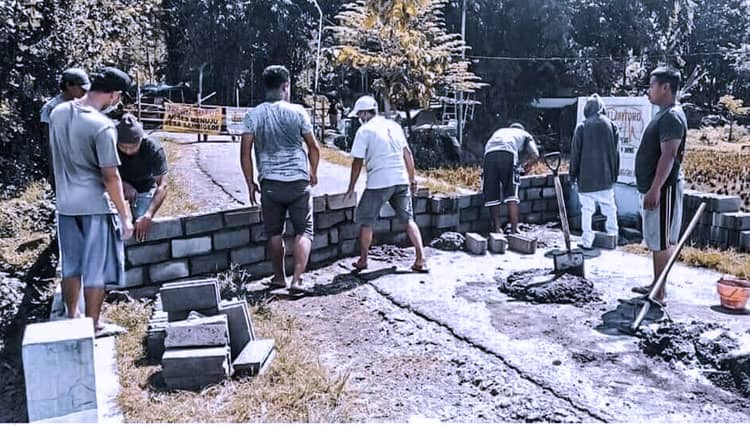 Salah Paham, Warga Desa Senggreng di Kabupaten Malang Blokade Jalan dengan Batako