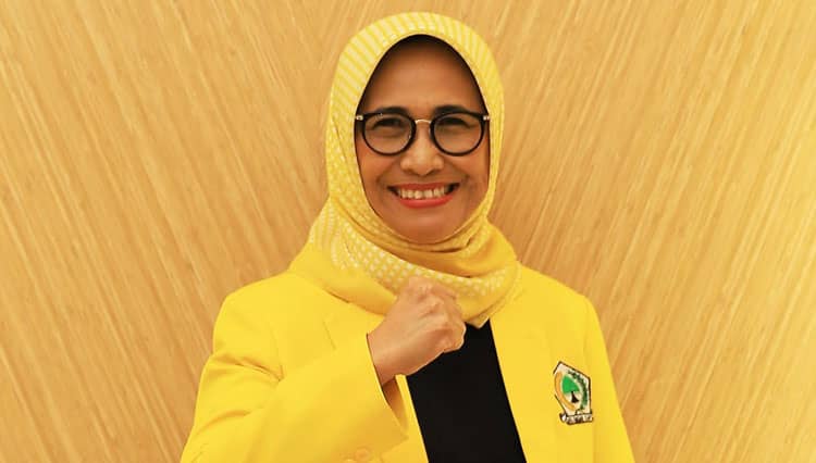 Hetifah Sjaifudian Serahkan 100 APD Melalui DPD Golkar Paser