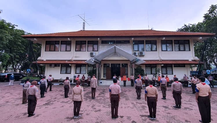 Pramuka Peduli, Kwarda Gerakan Pramuka Jatim Salurkan Bantuan Paket Bahan Makanan