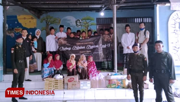 Serbuan Teretorial Menwa Unisma Malang Berbagi dengan Anak Yatim