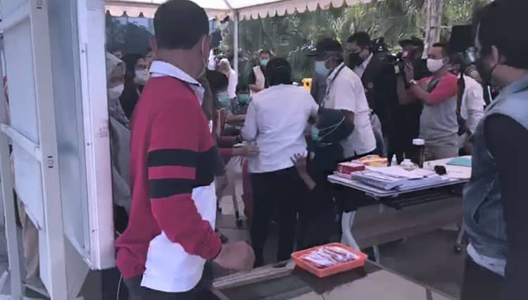 Heboh Wali Kota Risma Sembah Kaki Dokter Paru, Begini Ceritanya