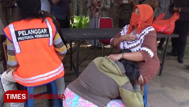 Terjaring Razia Masker, Emak-emak Menangis